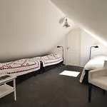 Seven-bedroom In Orbak 度假居
