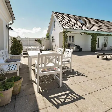 Seven-bedroom In Orbak بيت للعطل