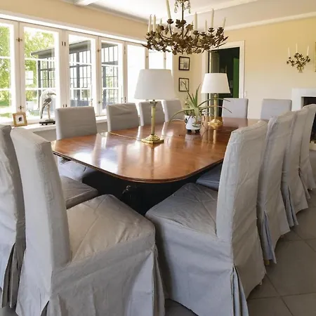 Dom wakacyjny Awesome Home In Orbaek