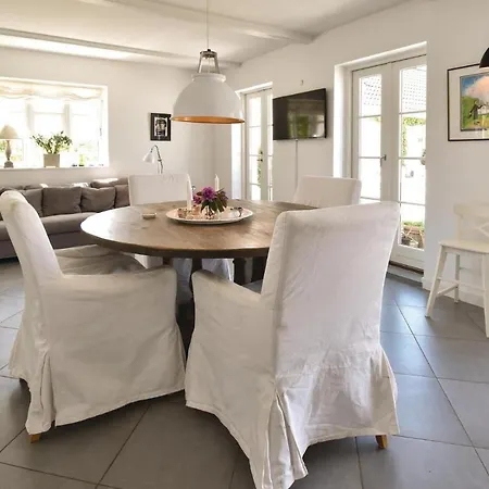 Dom wakacyjny Awesome Home In Orbaek