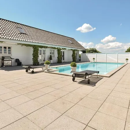 Seven-bedroom In Orbak